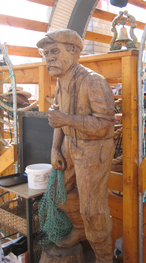 A life-sized gorgeous carving of a fisherman inside Le Casse-Croute du Pêcheur, on the wharf in Sept-Îles